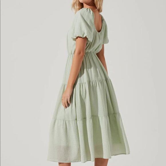 ASTR the Label Smocked Tiered Midi Dress Womens Medium Celery Green Puff Sleeve - Picture 6 of 11